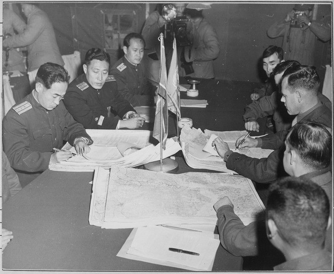 Lễ ký Hiệp định đình chiến Triều Tiên 1953: Căng thẳng tột độ, nghe rõ tiếng pháo vọng lại từ xa - Ảnh 1.