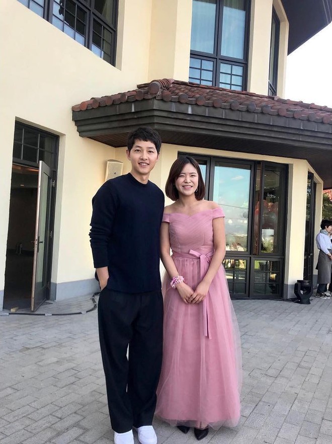 Hôn lễ gây bão vì hội tụ 2 tài tử Song Joong Ki và Kim Bum, tổ chức tại khách sạn ông hoàng Bae Yong Joon cưới - Ảnh 4.