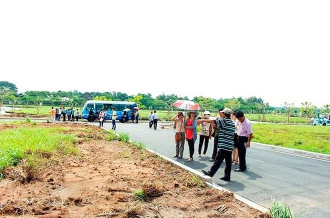 Giữa cơn sốt đất, ngân hàng siết vốn vay - Ảnh 1.