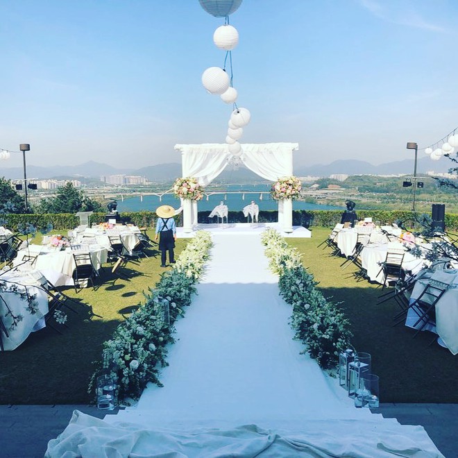 Hôn lễ gây bão vì hội tụ 2 tài tử Song Joong Ki và Kim Bum, tổ chức tại khách sạn ông hoàng Bae Yong Joon cưới - Ảnh 7.