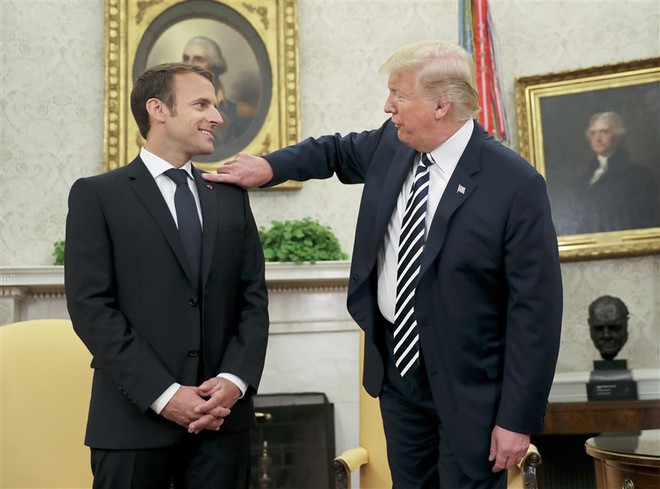 Phản ứng hóa học cực kỳ thú vị giữa 2 TT Trump-Macron: Vỗ đùi, dắt tay đi dọc Nhà Trắng - Ảnh 11.