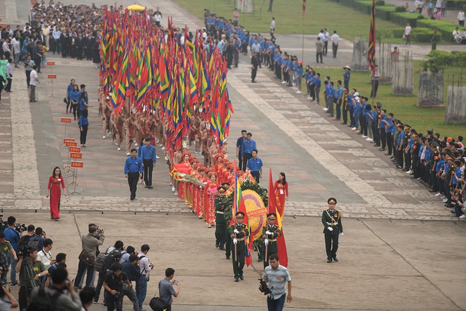 Thủ tướng Nguyễn Xuân Phúc dâng hương tại Đền Hùng trong mưa - Ảnh 1.