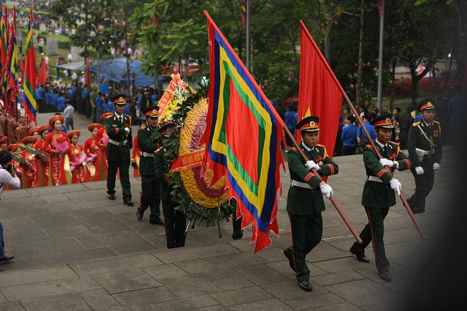 Thủ tướng Nguyễn Xuân Phúc dâng hương tại Đền Hùng trong mưa - Ảnh 6.