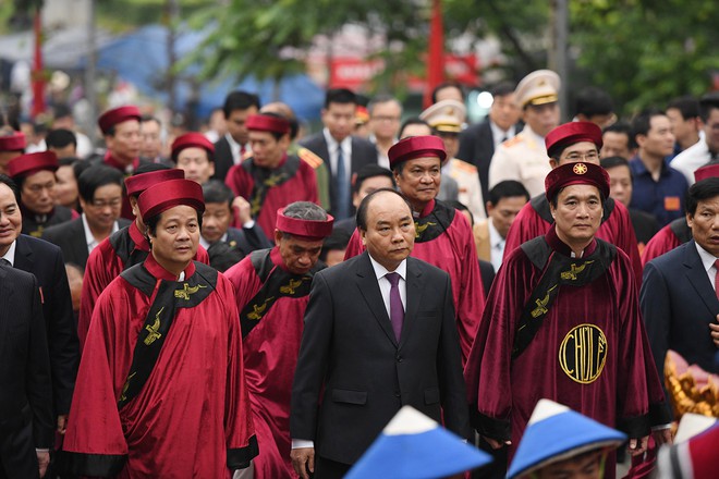Thủ tướng Nguyễn Xuân Phúc dâng hương tại Đền Hùng trong mưa - Ảnh 2.