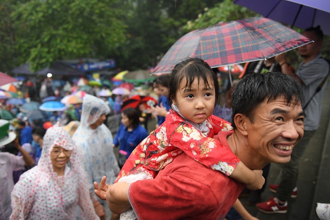 Hàng nghìn người đội mưa, chen chân lên lễ Giỗ Tổ Hùng Vương - Ảnh 11.