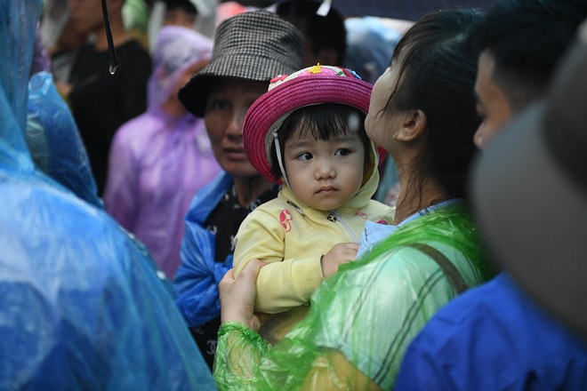 Hàng nghìn người đội mưa, chen chân lên lễ Giỗ Tổ Hùng Vương - Ảnh 8.