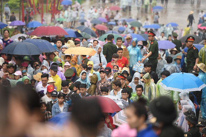 Hàng nghìn người đội mưa, chen chân lên lễ Giỗ Tổ Hùng Vương - Ảnh 4.