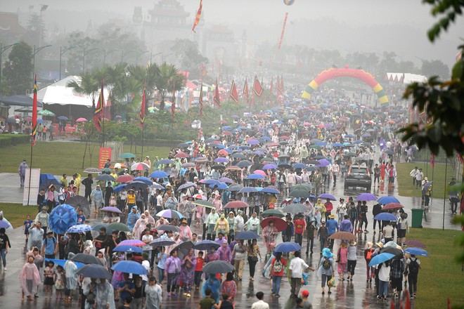 Hàng nghìn người đội mưa, chen chân lên lễ Giỗ Tổ Hùng Vương - Ảnh 2.