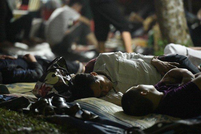 Du khách, trẻ nhỏ ngủ qua đêm la liệt tại đền Hùng - Ảnh 11.