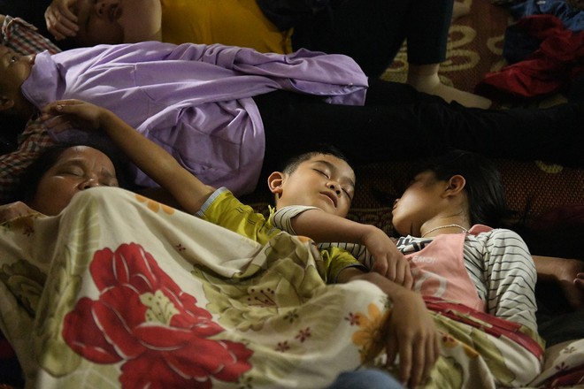Du khách, trẻ nhỏ ngủ qua đêm la liệt tại đền Hùng - Ảnh 7.