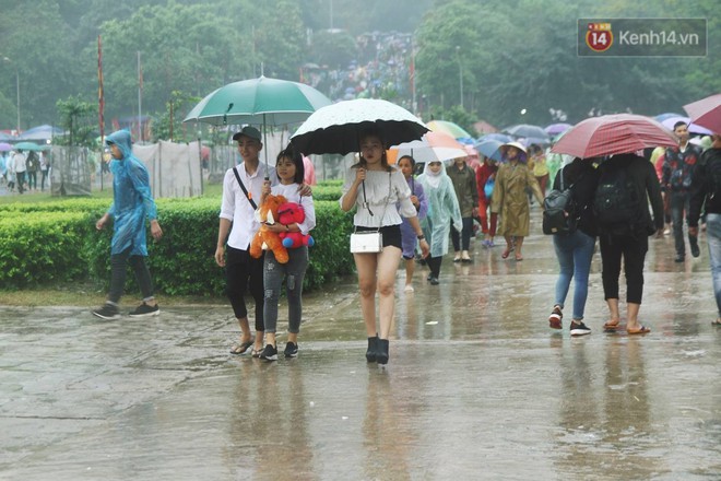 Nhiều bạn trẻ hồn nhiên mặc quần đùi, váy ngắn và tạo dáng phản cảm khi dự lễ Giỗ tổ Hùng Vương - Ảnh 5.