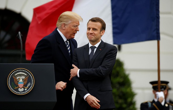 Phản ứng hóa học cực kỳ thú vị giữa 2 TT Trump-Macron: Vỗ đùi, dắt tay đi dọc Nhà Trắng - Ảnh 2.