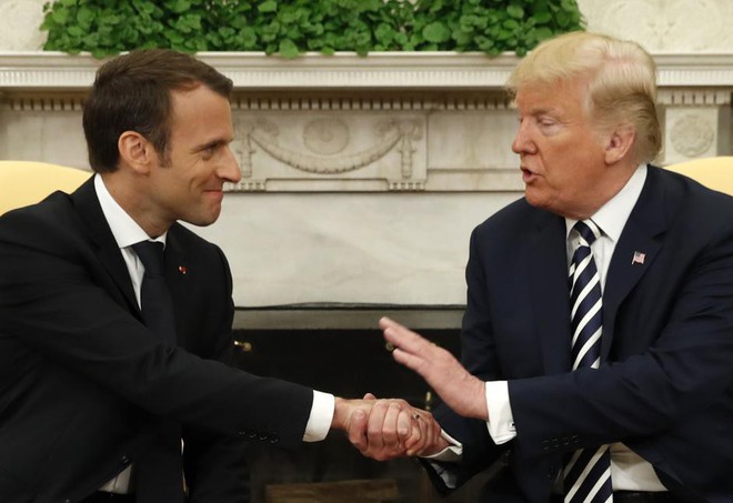 Phản ứng hóa học cực kỳ thú vị giữa 2 TT Trump-Macron: Vỗ đùi, dắt tay đi dọc Nhà Trắng - Ảnh 10.
