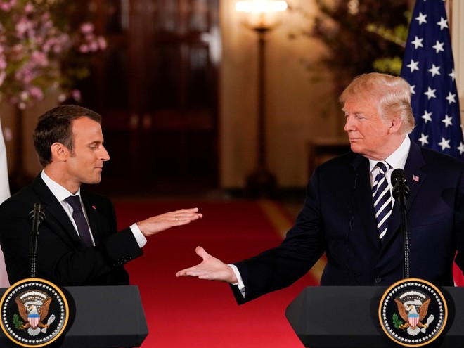 Phản ứng hóa học cực kỳ thú vị giữa 2 TT Trump-Macron: Vỗ đùi, dắt tay đi dọc Nhà Trắng - Ảnh 8.