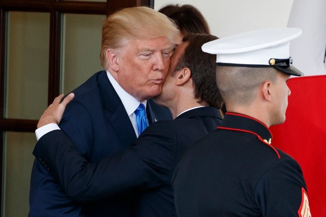 Phản ứng hóa học cực kỳ thú vị giữa 2 TT Trump-Macron: Vỗ đùi, dắt tay đi dọc Nhà Trắng - Ảnh 18.