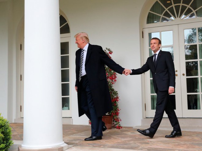 Phản ứng hóa học cực kỳ thú vị giữa 2 TT Trump-Macron: Vỗ đùi, dắt tay đi dọc Nhà Trắng - Ảnh 7.