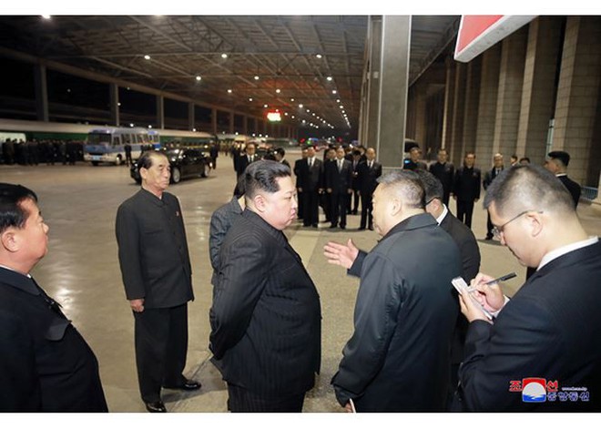 Ông Kim Jong-un tiễn đoàn tàu chở thi thể nạn nhân Trung Quốc về nước - Ảnh 1.