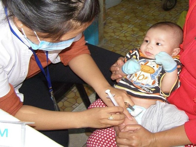 Bác sĩ lưu ý tiêm chủng vaccine 5 trong 1 mới cho trẻ - Ảnh 1.
