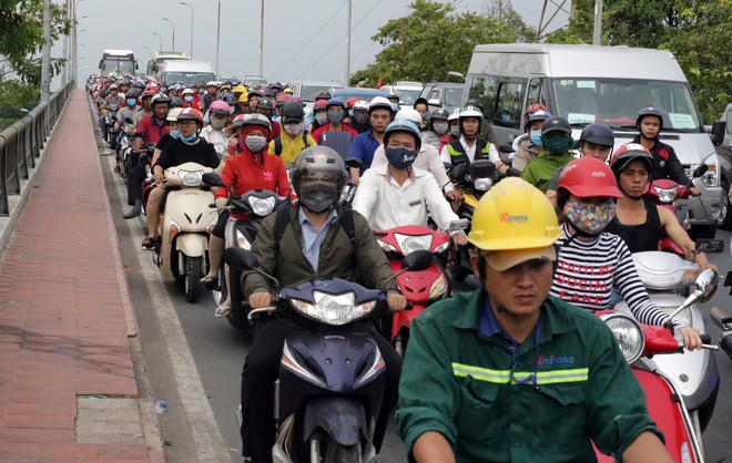 Trẻ em mệt mỏi cùng bố mẹ chen chân về quê nghỉ lễ ở bến xe Miền Đông - Ảnh 10.