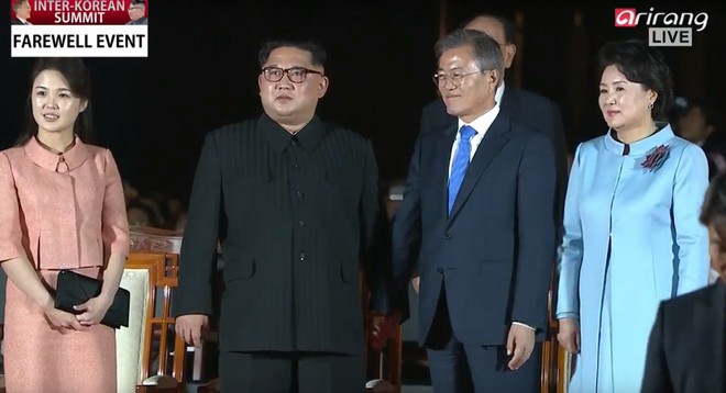 Kết thúc thượng đỉnh liên Triều: Lãnh đạo hai bên nắm chặt tay lúc tiễn biệt - Ảnh 2.