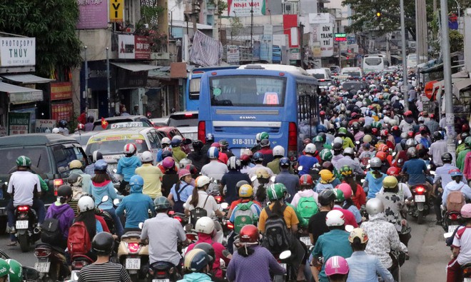 Trẻ em mệt mỏi cùng bố mẹ chen chân về quê nghỉ lễ ở bến xe Miền Đông - Ảnh 4.