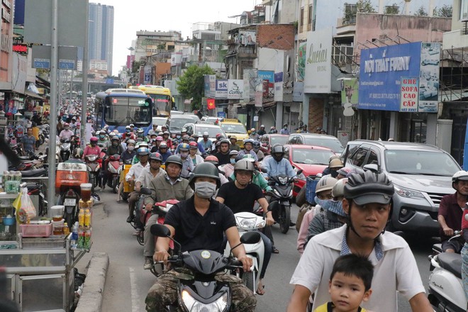 Cửa ngõ sân bay Tân Sơn Nhất kẹt cứng, đường vành đai 3 tắc dài do lái xe ngủ gật gây tai nạn - Ảnh 2.