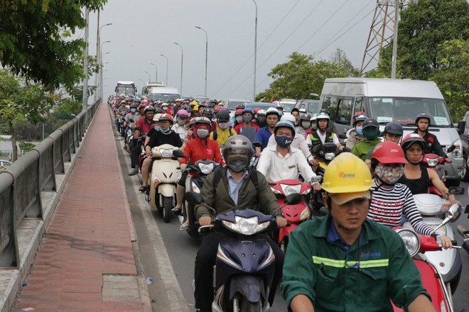 Cửa ngõ sân bay Tân Sơn Nhất kẹt cứng, đường vành đai 3 tắc dài do lái xe ngủ gật gây tai nạn - Ảnh 4.