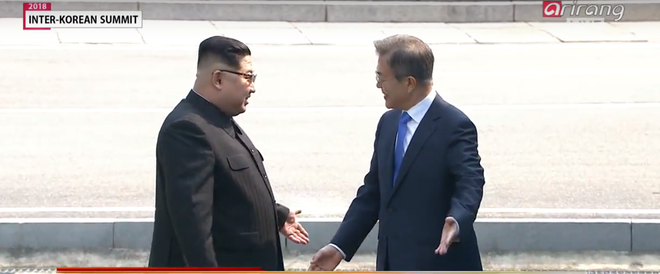 Sau cái bắt tay xuyên biên giới 18 giây, ông Kim bất ngờ mời ông Moon sang Triều Tiên trong giây lát - Ảnh 4.