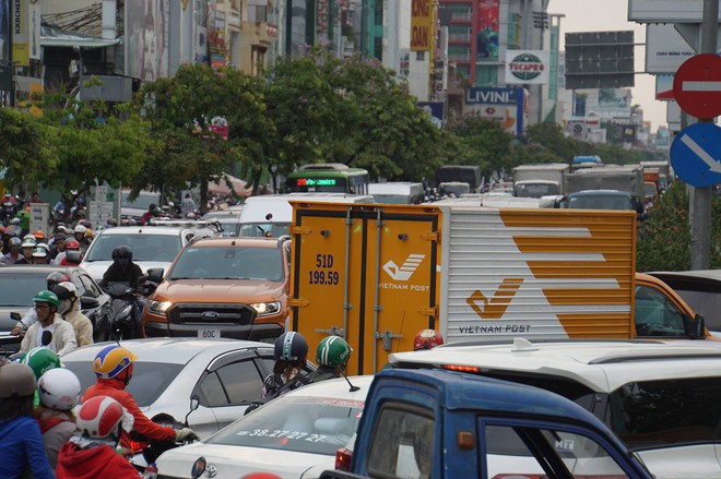 Cửa ngõ sân bay Tân Sơn Nhất kẹt cứng, đường vành đai 3 tắc dài do lái xe ngủ gật gây tai nạn - Ảnh 2.