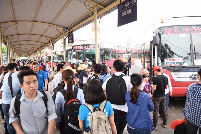 Cửa ngõ sân bay Tân Sơn Nhất kẹt cứng, đường vành đai 3 trên cao ùn tắc kéo dài - Ảnh 1.
