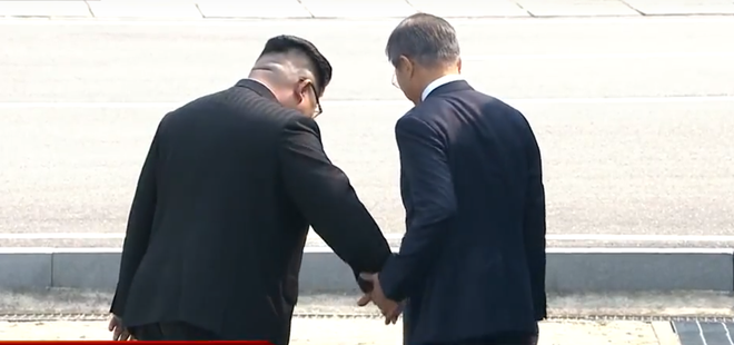 Sau cái bắt tay xuyên biên giới 18 giây, ông Kim bất ngờ mời ông Moon sang Triều Tiên trong giây lát - Ảnh 5.