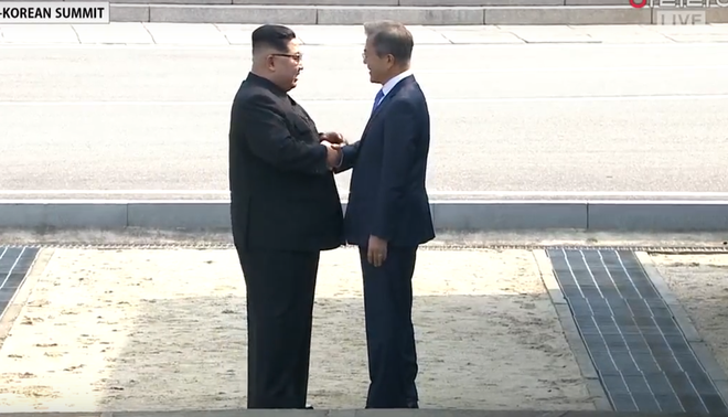 Sau cái bắt tay xuyên biên giới 18 giây, ông Kim bất ngờ mời ông Moon sang Triều Tiên trong giây lát - Ảnh 6.