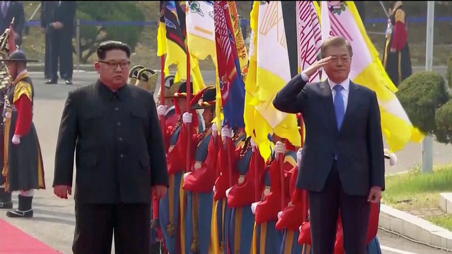 Ảnh: Ông Kim Jong-un là lãnh đạo đầu tiên của Triều Tiên tham gia duyệt đội nghi thức Hàn Quốc - Ảnh 1.