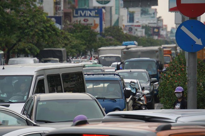 3 ô tô tông liên hoàn, cửa ngõ sân bay Tân Sơn Nhất kẹt cứng  - Ảnh 1.