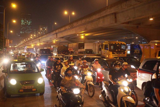 Cửa ngõ sân bay Tân Sơn Nhất kẹt cứng, đường vành đai 3 tắc dài do lái xe ngủ gật gây tai nạn - Ảnh 4.