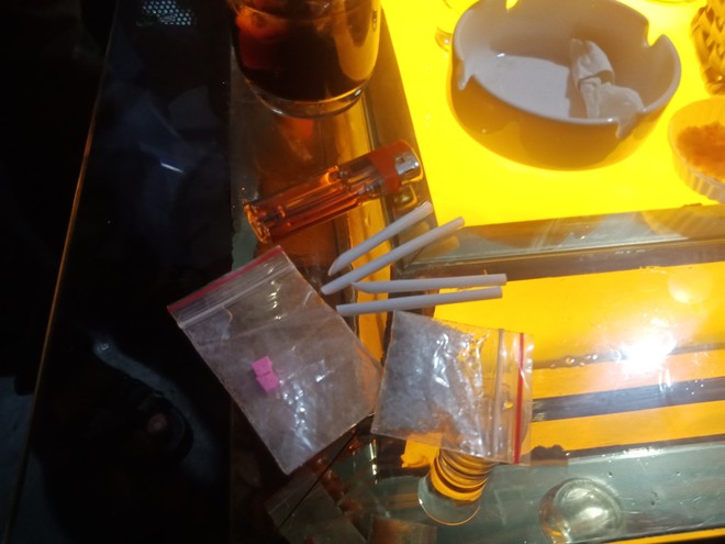 Cảnh sát kiểm tra quán bar lớn ở Sài Gòn, phát hiện gói tinh thể nghi chứa ma túy - Ảnh 2.
