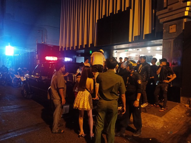 Cảnh sát kiểm tra quán bar lớn ở Sài Gòn, phát hiện gói tinh thể nghi chứa ma túy - Ảnh 3.