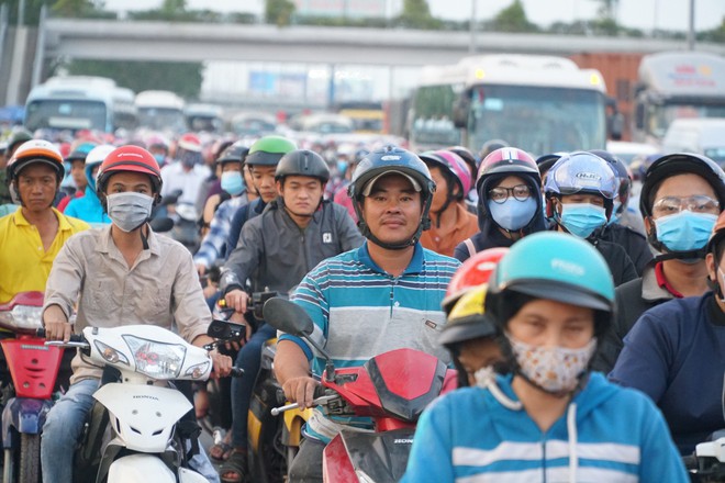 Người Sài Gòn ùn ùn đổ về quê, cửa ngõ phía Tây kẹt 2km - Ảnh 7.