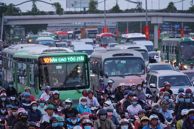 Người Sài Gòn ùn ùn đổ về quê, cửa ngõ phía Tây kẹt 2km - Ảnh 6.