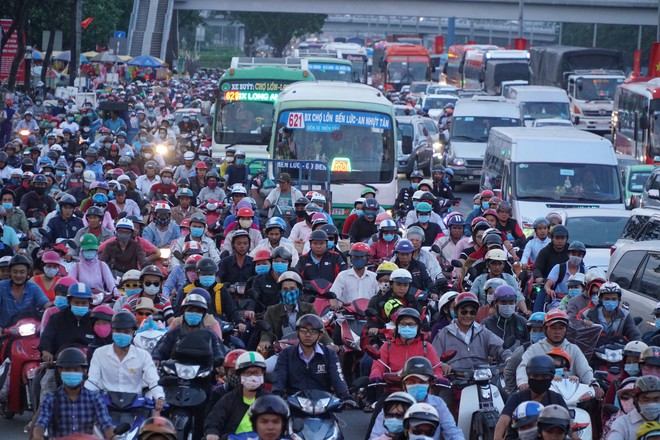 Người Sài Gòn ùn ùn đổ về quê, cửa ngõ phía Tây kẹt 2km - Ảnh 5.