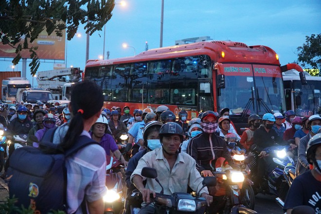 Người Sài Gòn ùn ùn đổ về quê, cửa ngõ phía Tây kẹt 2km - Ảnh 11.