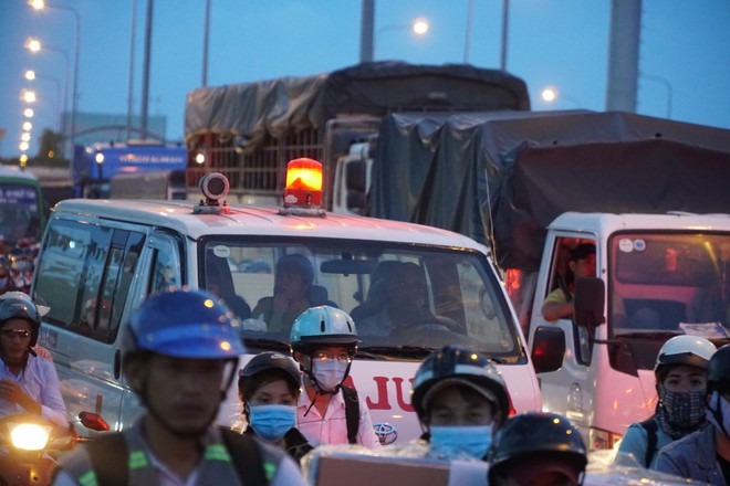 Người Sài Gòn ùn ùn đổ về quê, cửa ngõ phía Tây kẹt 2km - Ảnh 10.