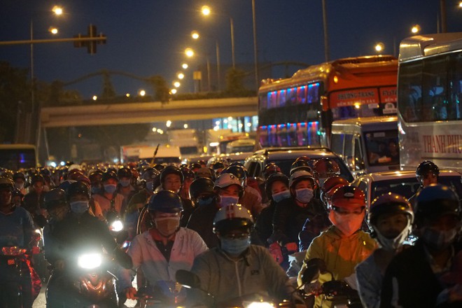 Người Sài Gòn ùn ùn đổ về quê, cửa ngõ phía Tây kẹt 2km - Ảnh 14.