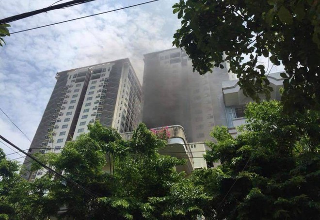 Cháy chung cư cao cấp ở Đà Nẵng, người dân hoảng hốt chạy thoát thân - Ảnh 1.