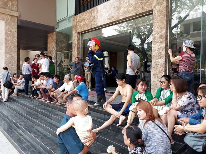 Cháy chung cư cao cấp ở Đà Nẵng, người dân hoảng hốt chạy thoát thân - Ảnh 2.
