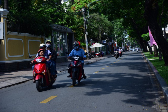 Người dân đi nghỉ lễ, đường phố Sài Gòn vắng vẻ, yên bình  - Ảnh 2.