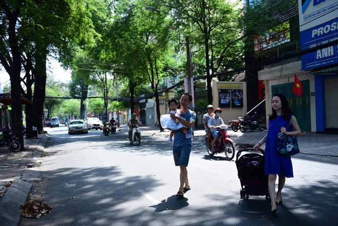 Người dân đi nghỉ lễ, đường phố Sài Gòn vắng vẻ, yên bình  - Ảnh 3.