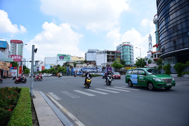 Người dân đi nghỉ lễ, đường phố Sài Gòn vắng vẻ, yên bình  - Ảnh 9.