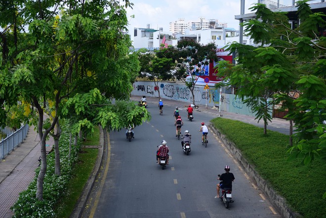 Người dân đi nghỉ lễ, đường phố Sài Gòn vắng vẻ, yên bình  - Ảnh 10.