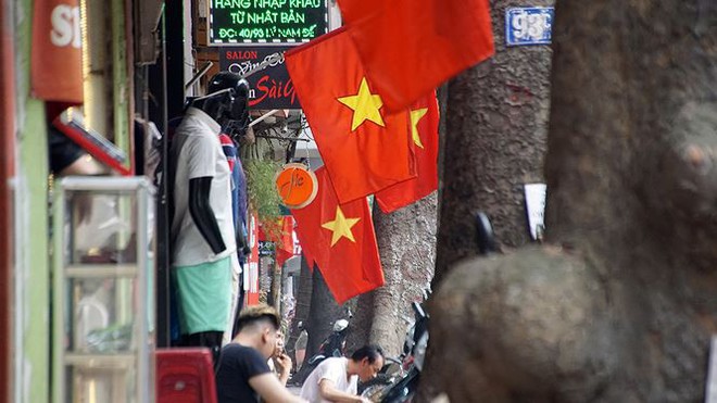 Phố phường Hà Nội rực rỡ cờ đỏ sao vàng mừng ngày thống nhất  Nhịp sống Thủ đô - Ảnh 11.